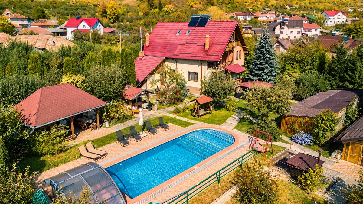 Pensiunea Enothera Rosema văzută de sus: vila, piscina acoperită, foișorul și grădina